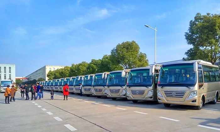 2018年3月12日，25台华新牌HM6605LFD5J型空调客车发往河南周口商水县。2.jpg
