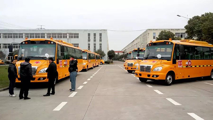 2018年3月16日，21辆9.4米华新牌小学生专用校车发往山东临沂。4.jpg