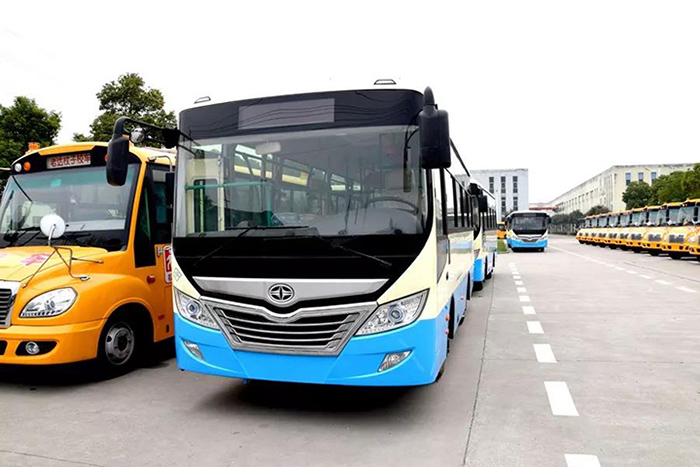 2018年3月14日，批量华新牌HM6735CFN5J型天然气公交车发往新疆喀什。3.jpg
